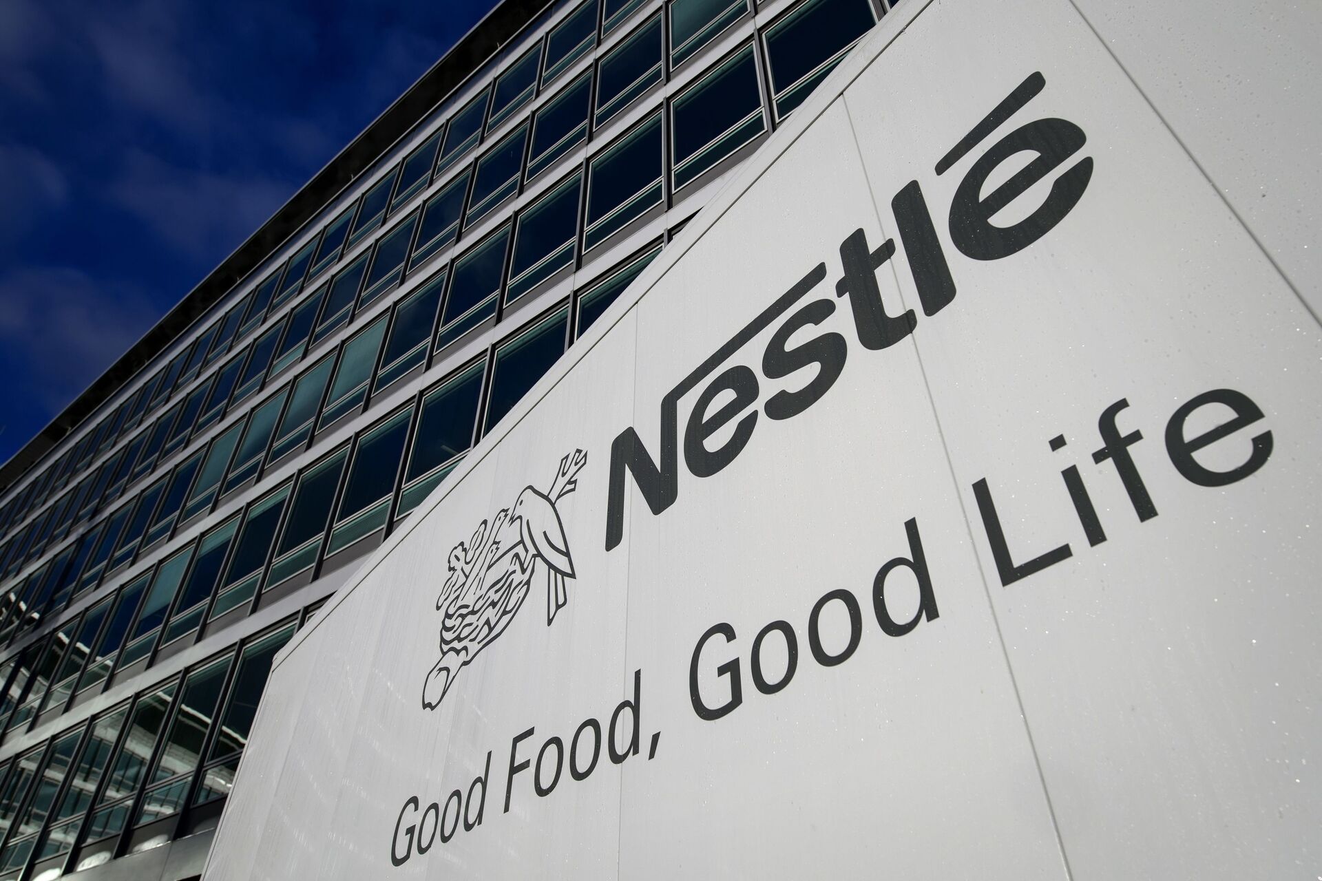 A sign of the world's biggest food company Nestle is seen at their headquarters on October 17, 2013 in Vevey - Sputnik International, 1920, 08.03.2022