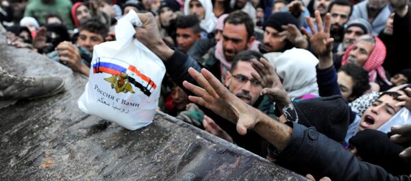 Syrians that evacuated eastern Aleppo, reach out for Russian food aid in government-controlled Jibreen area in Aleppo, Syria November 30, 2016. - Sputnik International