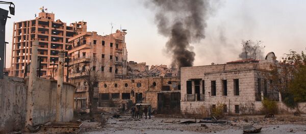 Smoke billows in Aleppo's Bustan al-Basha neighbourhood on November 28, 2016 - Sputnik International