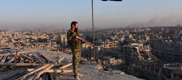 Syrian pro-government forces stand on top of a building overlooking Aleppo in the city's Bustan al-Basha neighbourhood on November 28, 2016 - Sputnik International