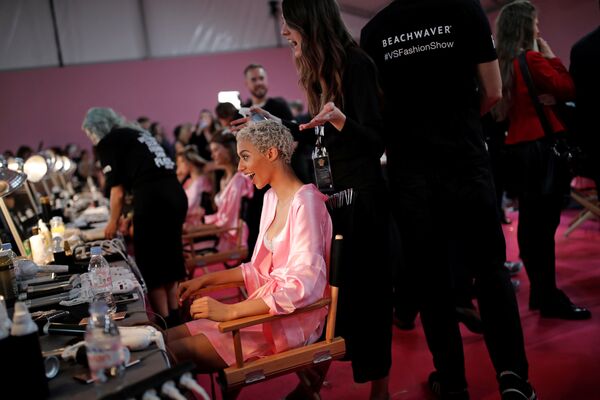 Victoria's Secret Fashion Show 2016: Angels Grace the Stage in Paris - Sputnik International