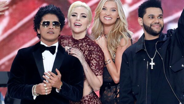 Музыканты Бруно Мрас, Леди Гага и The Weeknd с моделью Эльза Хоск после показа мод в рамках шоу Victoria's Secret 2016 в Париже  - Sputnik International