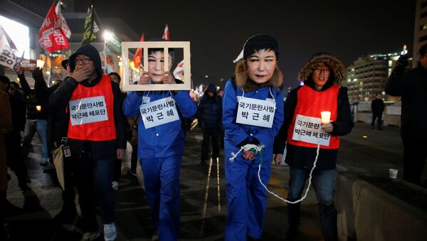 People march during a protest calling for South Korean President Park Geun-hye to step down in central Seoul, South Korea, November 30, 2016. The signs read Offender disturbing order of nation, Park Geun-hye. - Sputnik International
