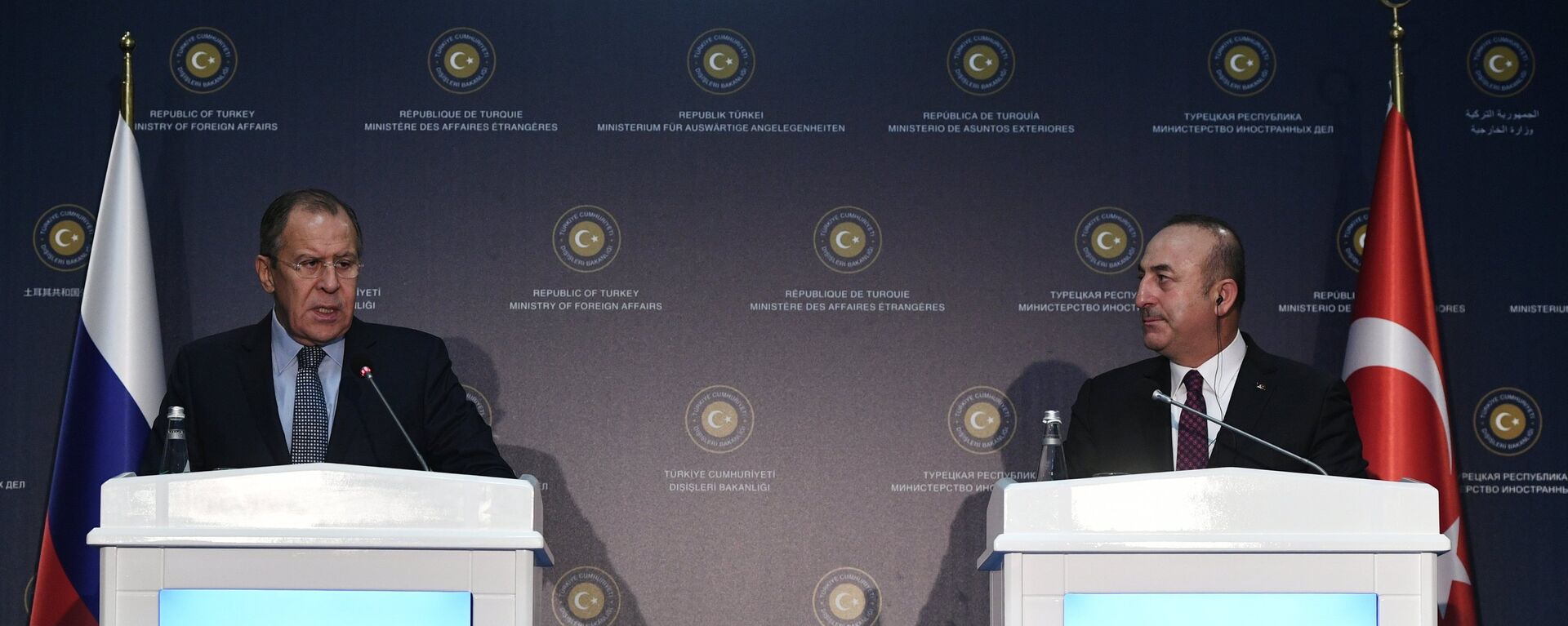 Russian Foreign Minister Sergei Lavrov, left, and Turkish Foreign Minister Mevlut Cavusoglu at a news conference following a meeting in Turkey - Sputnik International, 1920, 06.04.2023