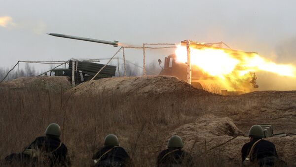 Ukrainian soldiers look at the fire of Soviet Grad missile system (file) - Sputnik International
