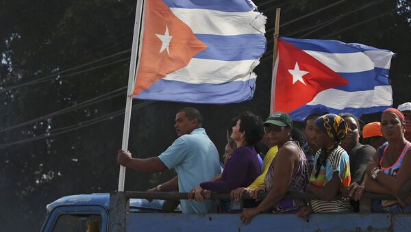 People are transported to greet the caravan carrying the ashes of Fidel Castro in Colon, Cuba, November 30, 2016. - Sputnik International
