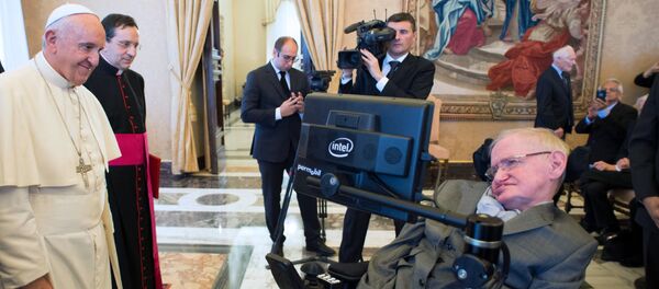 Pope Francis (L) meeting with English theoretical physicist and cosmologist Stephen Hawking at the Vatican - Sputnik International