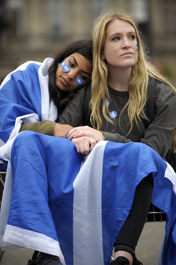 Pro-independence supporters console one another in George Square in Glasgow, Scotland, on September 19, 2014, following a defeat in the referendum on Scottish independence. - Sputnik International