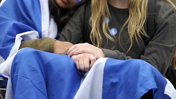 Pro-independence supporters console one another in George Square in Glasgow, Scotland, on September 19, 2014, following a defeat in the referendum on Scottish independence. - Sputnik International