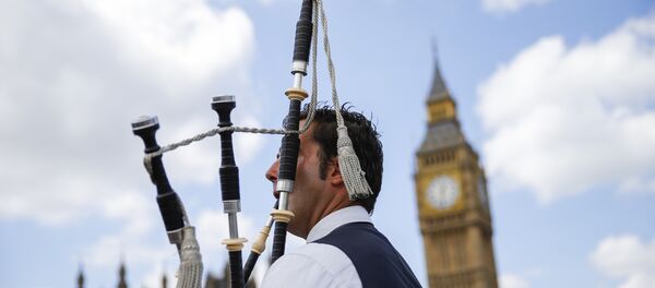 A Scottish piper plays for tourists in front of the Queen Elizabeth Tower (Big Ben) and The Houses of Parliament in central London on June 26, 2016. A Scottish piper plays for tourists in front of the Queen Elizabeth Tower (Big Ben) and The Houses of Parliament in central London on June 26, 2016. - Sputnik International