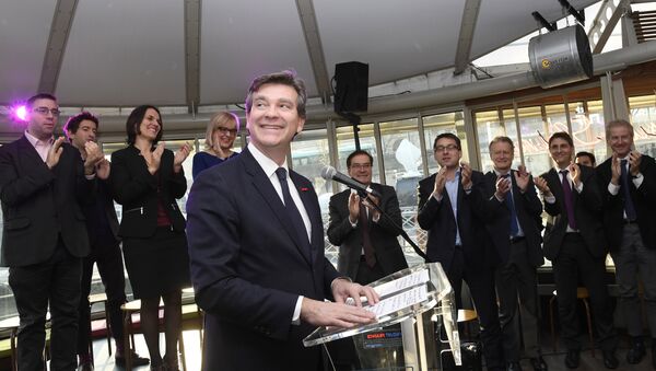 Former French Economy Minister Arnaud Montebourg smiles as he gives a speech to officially announce his participation in the left-wing primaries ahead of the 2017 presidential election in Paris - Sputnik International