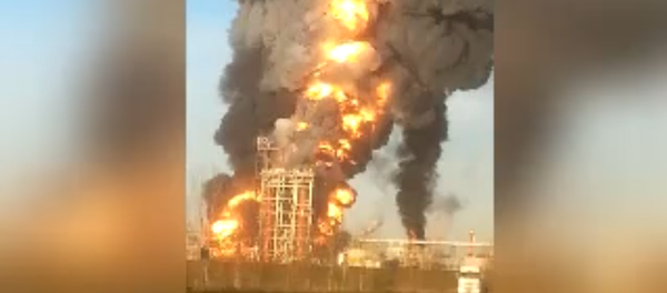 WATCH: Massive Explosion at Italian Oil Refinery Caught on Camera - Sputnik International