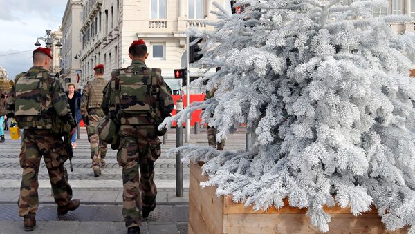 French soldiers patrol past a Christmas market in Marseille, France, November 23, 2016 - Sputnik International