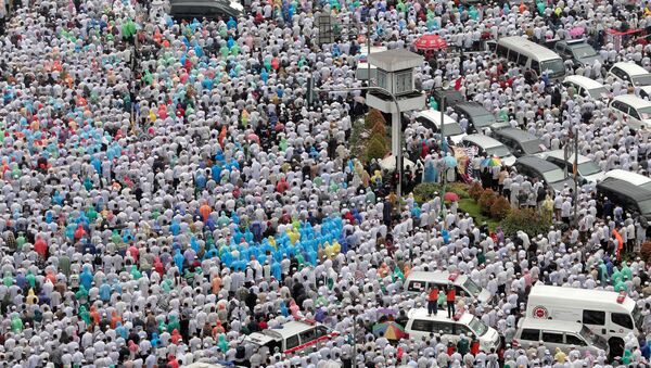 Indonesian Muslims pray at a rally calling for the arrest of Jakarta's Governor Basuki Tjahaja Purnama, popularly known as Ahok, who is accused of insulting the Koran, in Jakarta, Indonesia December 2, 2016 - Sputnik International