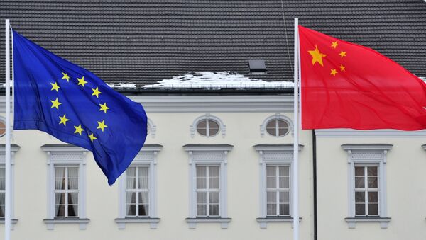 A Chinese (R) and EU flag flutters in front of the presidential palace Schloss Bellevue in Berlin (File) - Sputnik International