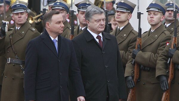 Polish President Andrzej Duda,left, and the president of Ukraine Petro Poroshenko inspect a guard of honor during the official welcome ceremony at the Presidential Palace in Warsaw, Poland, Friday, Dec. 2, 2016 - Sputnik International