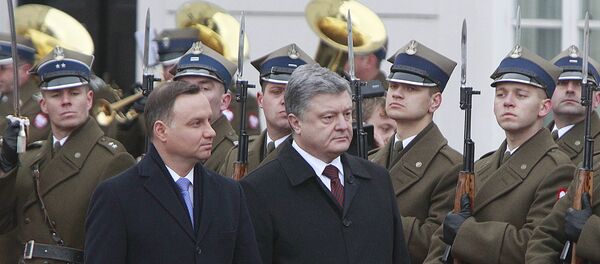 Polish President Andrzej Duda,left, and the president of Ukraine Petro Poroshenko inspect a guard of honor during the official welcome ceremony at the Presidential Palace in Warsaw, Poland, Friday, Dec. 2, 2016 - Sputnik International