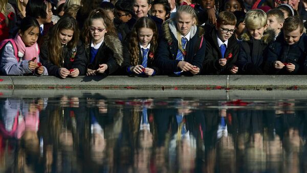 School children throw poppies into a fountain during an Armistice Day event at Trafalgar Square in London, Britain November 11, 2016. - Sputnik International