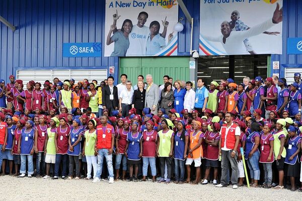 President Clinton and Secretary Clinton pose for a photo with workers at Caracol Industrial Park President Clinton and Secretary Clinton pose for a photo with workers at Caracol Industrial Park - Sputnik International