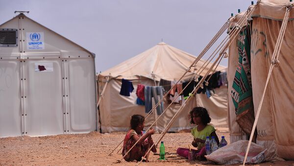 Yemeni refugees girls play outside a tent at the UNHCR Obock camp, hosting nearly 2,800 refugees on March 26, 2016 in Obock, Djibouti - Sputnik International