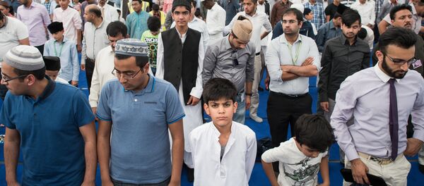 Members of the Ahmadiyya Muslim community are led in prayer by the fifth Caliph of the Ahmadiyya faith, Mirza Masroor Ahmad, during an annual three-day event, known as the Jalsa Salana, in Hampshire on August 21, 2015. - Sputnik International