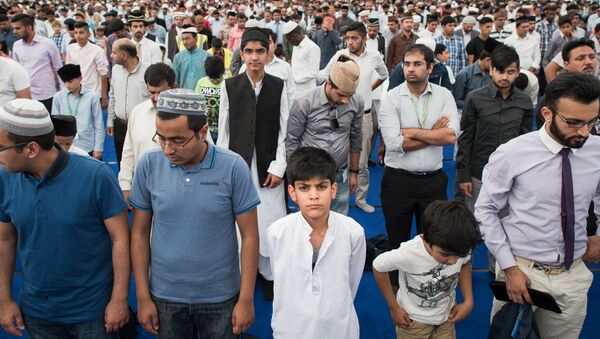 Members of the Ahmadiyya Muslim community are led in prayer by the fifth Caliph of the Ahmadiyya faith, Mirza Masroor Ahmad, during an annual three-day event, known as the Jalsa Salana, in Hampshire on August 21, 2015. - Sputnik International