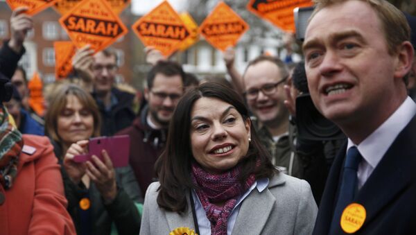Liberal Democrats winner of the Richmond Park by-election, Sarah Olney, celebrates her victory with party leader Tim Farron on Richmond Green in London, Britain December 2, 2016. - Sputnik International
