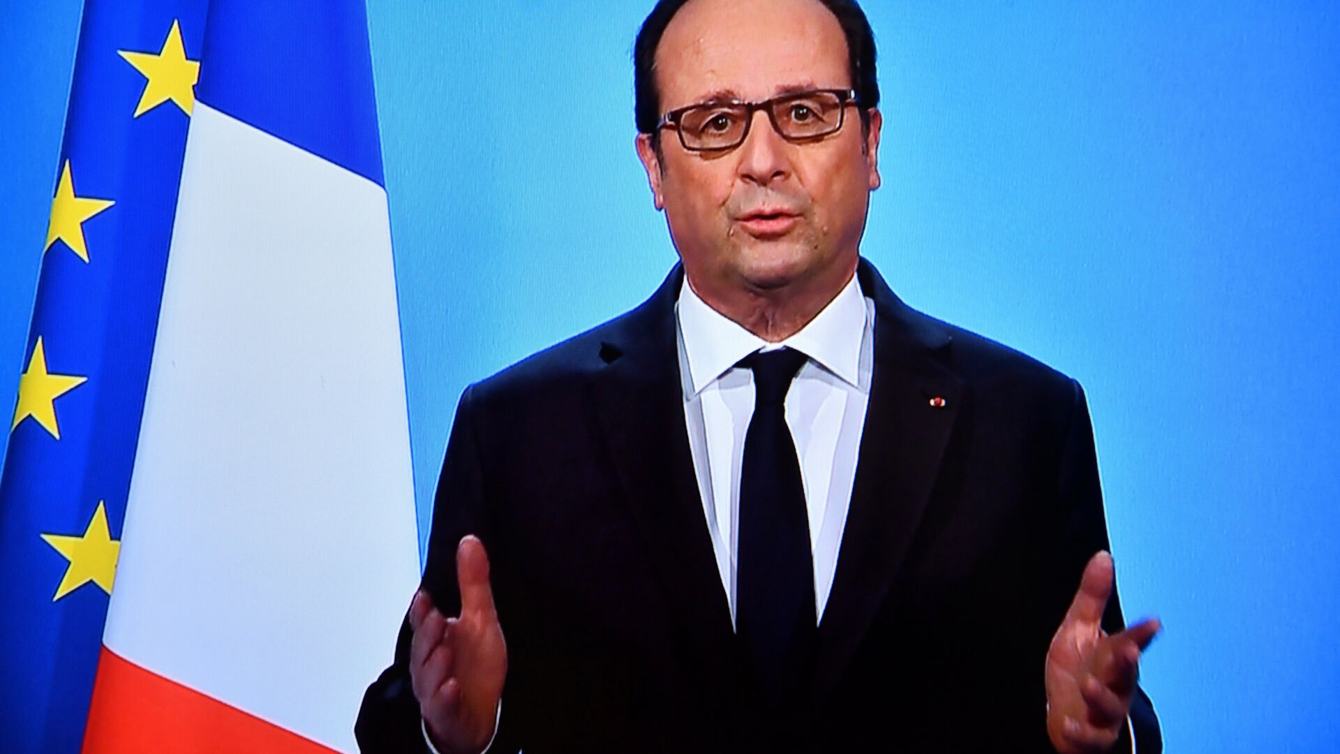 A photo taken on December 1, 2016 in Paris, shows a TV screen displaying French President Francois Hollande delivering an official statement at the Elysee Palace.  - Sputnik International, 1920, 25.03.2023