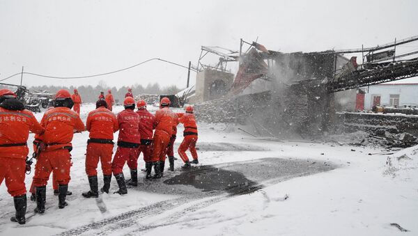 Rescuers work near the site of a coal mine disaster in Qitaihe, Heilongjiang province, China, November 30, 2016 - Sputnik International