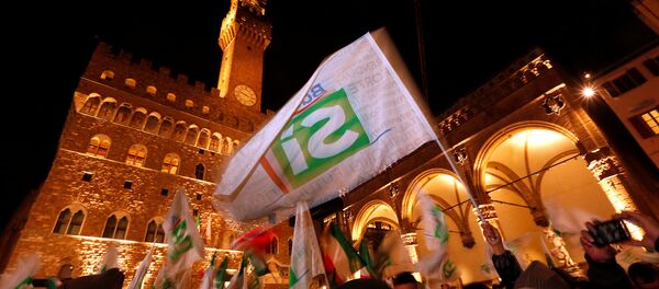 Supporters wave flags as Italian Prime Minister Matteo Renzi speaks during the last rally for a Yes vote in the upcoming referendum about constitutional reform, in Florence, Italy, December 2, 2016 - Sputnik International