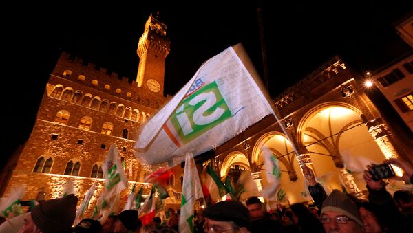 Supporters wave flags as Italian Prime Minister Matteo Renzi speaks during the last rally for a Yes vote in the upcoming referendum about constitutional reform, in Florence, Italy, December 2, 2016 - Sputnik International