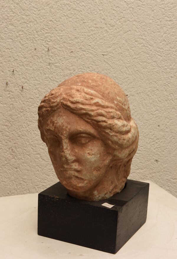 In this picture released and publicly provided by the Geneva prosecutor a piece of confiscated artifacts is on display in Geneva Switzerland Friday Dec. 2, 2016 - Sputnik International