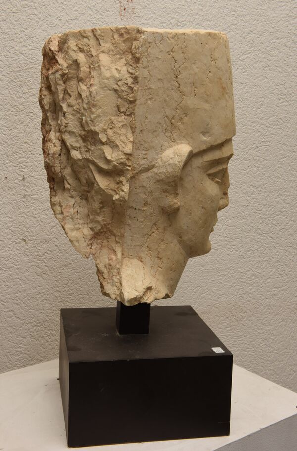 In this picture released and publicly provided by the Geneva prosecutor a piece of confiscated artifacts is on display in Geneva Switzerland Friday Dec. 2, 2016 - Sputnik International