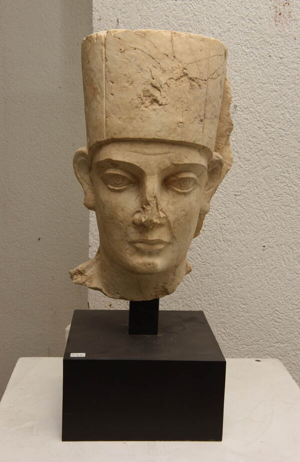 In this picture released and publicly provided by the Geneva prosecutor a piece of confiscated artifacts is on display in Geneva Switzerland Friday Dec. 2, 2016 - Sputnik International