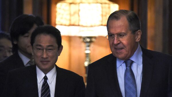 Russian Foreign Minister Sergei Lavrov (R) welcomes his Japanese counterpart Fumio Kishida prior to their meeting in Moscow on December 3, 2016 - Sputnik International
