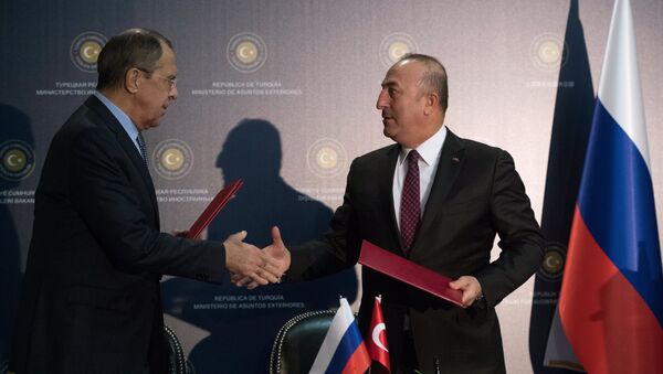 Russian Foreign Minister Sergei Lavrov, left, and Turkish Foreign Minister Mevlut Cavusoglu during the signing of joint documents following a meeting in Turkey - Sputnik International