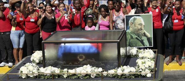 Residents wave as the caravan carrying the ashes of Cuba's late President Fidel Castro arrives in Santiago de Cuba, Cuba, December 3, 2016 - Sputnik International