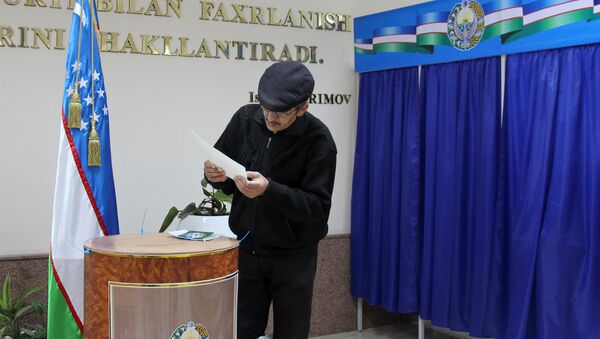 A man studies his ballot during the presidential election in Tashkent, Uzbekistan, December 4, 2016 - Sputnik International