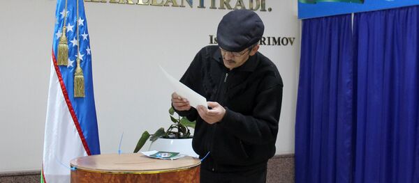 A man studies his ballot during the presidential election in Tashkent, Uzbekistan, December 4, 2016 A man studies his ballot during the presidential election in Tashkent, Uzbekistan, December 4, 2016 - Sputnik International