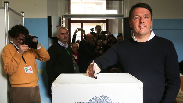 Italian Prime Minister Matteo Renzi casts his vote for the referendum on constitutional reform, in Pontassieve, near Florence, northern Italy December 4, 2016 - Sputnik International
