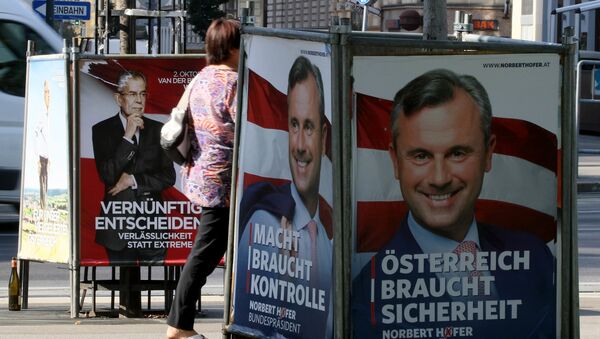 People walk between election posters of Alexander Van der Bellen, candidate for presidential elections and former head of the Austrian Greens, and Norbert Hofer, candidate for presidential elections of Austria's right-wing Freedom Party, FPOE, in Vienna, Austria, Monday, Sept. 12, 2016 - Sputnik International