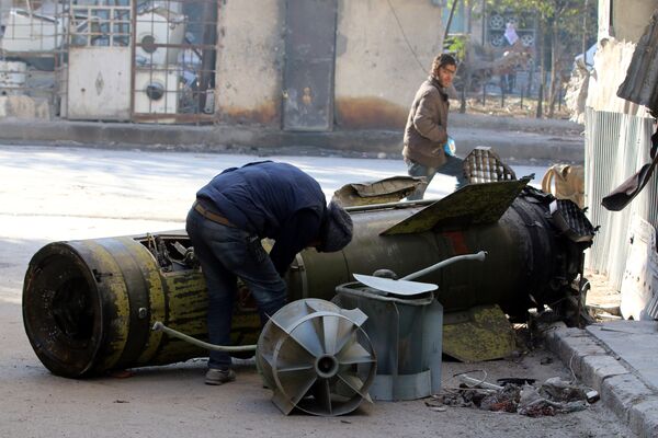A man inspects an unexploded missile in the rebel-held besieged al-Qaterji neighbourhood of Aleppo, Syria November 28, 2016 A man inspects an unexploded missile in the rebel-held besieged al-Qaterji neighbourhood of Aleppo, Syria November 28, 2016 - Sputnik International