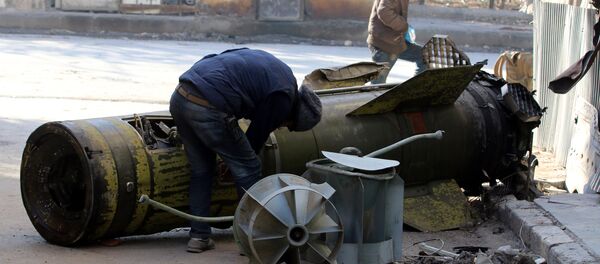 A man inspects an unexploded missile in the rebel-held besieged al-Qaterji neighbourhood of Aleppo, Syria November 28, 2016 A man inspects an unexploded missile in the rebel-held besieged al-Qaterji neighbourhood of Aleppo, Syria November 28, 2016 - Sputnik International
