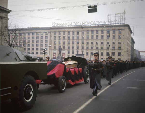 Reinterment ceremony of the Unknown Soldier's remains. Funeral procession moving along Gorky street. - Sputnik International
