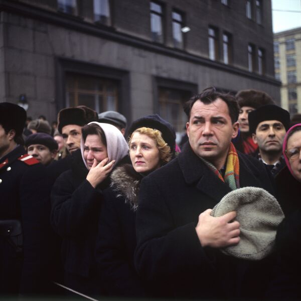 People attend the reinterment ceremony of the Unknown Soldier's remains. - Sputnik International
