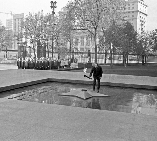 CPSU General Secretary Leonid Brezhnev lights up the Eternal Flame during the Dedication Ceremony for the Tomb of the Unknown Soldier - Sputnik International