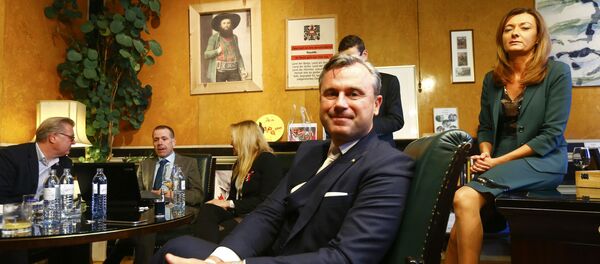 Austrian far-right Freedom Party (FPOe) presidential candidate Norbert Hofer and his wife Verena wait for the first projections in his office in Vienna, Austria, December 4, 2016 - Sputnik International