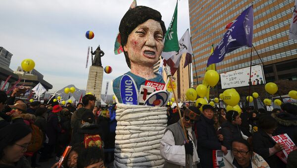 Protesters carry an effigy of South Korea's President Park Geun-Hye during a rally against Park in central Seoul on December 3, 2016 - Sputnik International