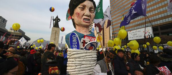 Protesters carry an effigy of South Korea's President Park Geun-Hye during a rally against Park in central Seoul on December 3, 2016 Protesters carry an effigy of South Korea's President Park Geun-Hye during a rally against Park in central Seoul on December 3, 2016 - Sputnik International