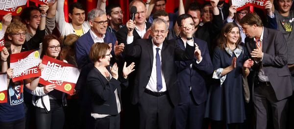 Austrian presidential candidate Alexander Van der Bellen, who is supported by the Greens, reacts at an election party in Vienna, Austria, December 4, 2016 Austrian presidential candidate Alexander Van der Bellen, who is supported by the Greens, reacts at an election party in Vienna, Austria, December 4, 2016 - Sputnik International